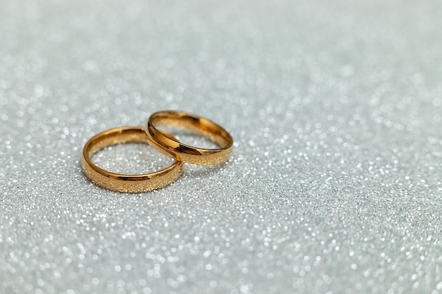 Você quer se casar comigo duas alianças de casamento douradas na proposta de casamento de noivado de fundo de glitter prateado