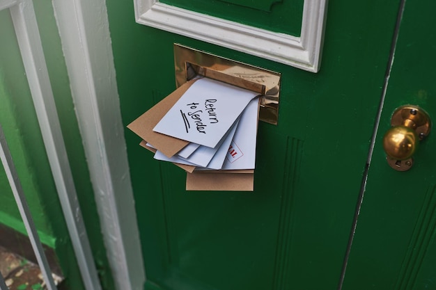 Você tem correio Tiro recortado de cartas em uma caixa de correio