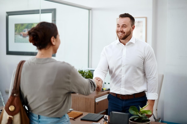 Você tem um veículo em mente Foto de um empresário apertando as mãos de seu cliente