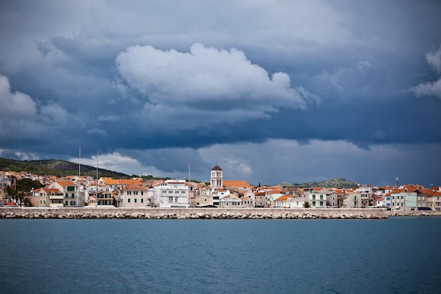 Vodice é uma pequena cidade na costa do adriático na croácia