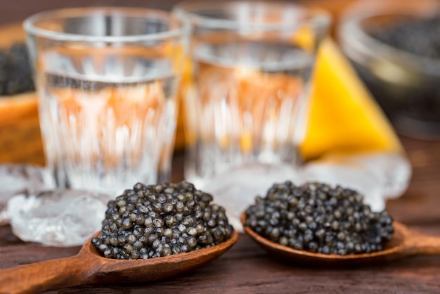 Vodka e sanduíches com caviar de esturjão preto