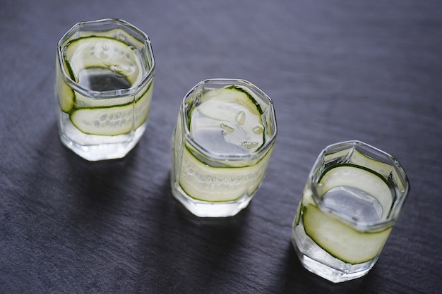 Vodka em copos com pepino