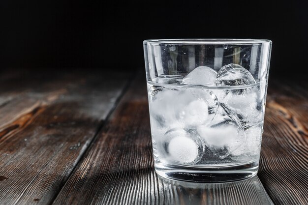 Foto vodka em copos de shot em madeira rústica