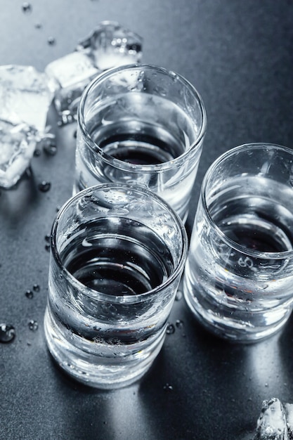 Vodka fria em copos de shot