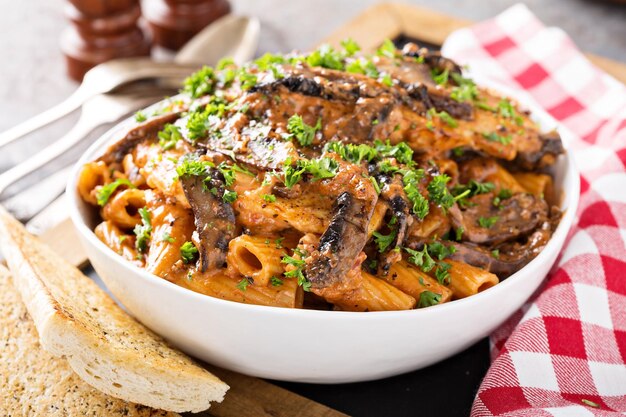 Foto vodka-hühnerpasta mit marinara-sauce