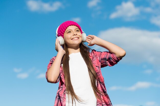 Voe alto com o inglês garoto feliz ouvindo música no céu azul ensolarado aprendizado de áudio habilidades de compreensão auditiva escola de inglês cursos de línguas estrangeiras escuta ativa aprenda e divirta-se