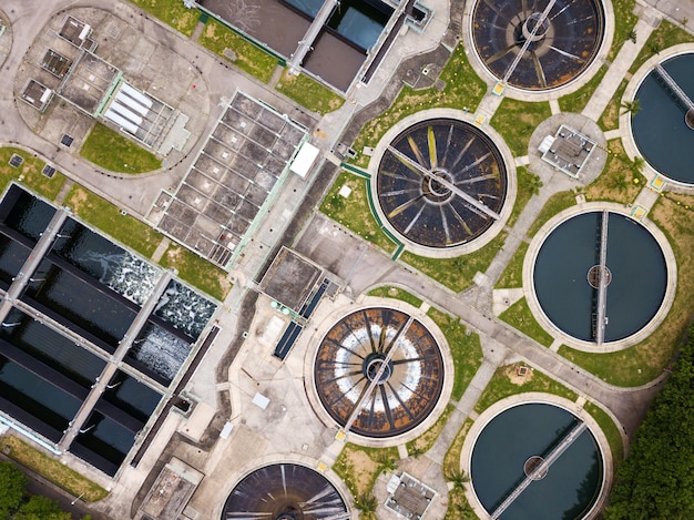 Foto voe drone sobre estação de tratamento de esgoto