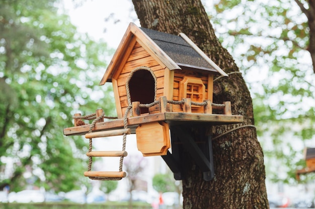 Vogelhaus aus Holz Vogelhaus auf einem Baum Kümmere dich um die Tiere Basteln mit Kindern