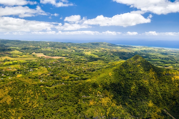 Vogelperspektive auf die Berge und Felder der Insel Mauritius.