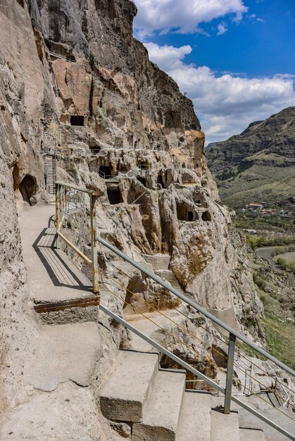 Vogelperspektive auf die Höhlenstadt Vardzia Kloster Vardziacave in Südgeorgien am 30. April 2019