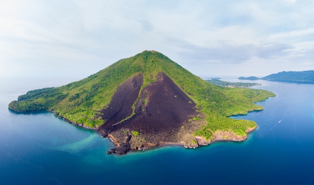 Foto vogelperspektive banda islands moluccas-archipel indonesien, pulau gunung api