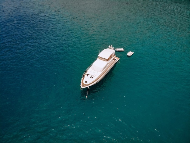 Vogelperspektive der erstaunlichen weißen Yacht in der Andamanensee; Schiffe Konzept.