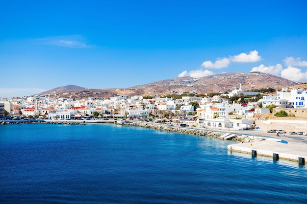 Vogelperspektive der Insel Tinos. Tinos ist eine griechische Insel in der Ägäis, die sich im Kykladen-Archipel in Griechenland befindet.