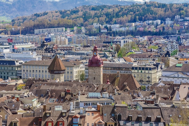 Vogelperspektive der roten mit Ziegeln gedeckten Dächer der alten Stadt von Luzerne von der Stadtmauer