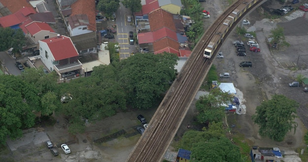 Vogelperspektive des Armenviertels und Reitzug auf Eisenbahnen Bangkok thailand