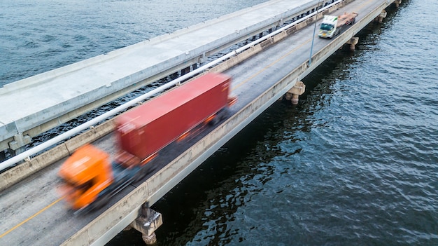 Vogelperspektive-LKW, der durch eine Brücke, Bewegungsunschärfe beschleunigt.