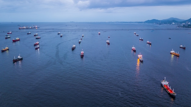 Vogelperspektive Öltanker und Gastanker, die in Hafen im Meer nachts laden.