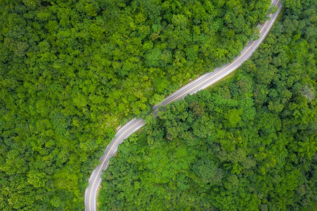 Vogelperspektive über der Gebirgsstraße, die tropische Regenwaldlandschaft in Thailand durchläuft.