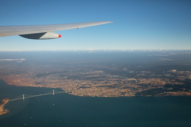 Vogelperspektive vom flachen Fenster über der Akashi-Kaikyo-Brücke, die Osaka-Bucht Japan kreuzt