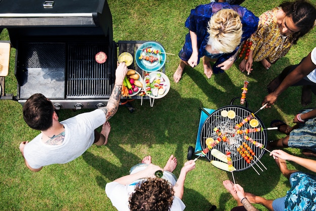 Vogelperspektive von den verschiedenen Freunden, die draußen Grill grillen