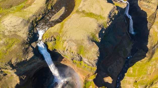 Vogelperspektive von schönem Wasserfall Haifoss in Island