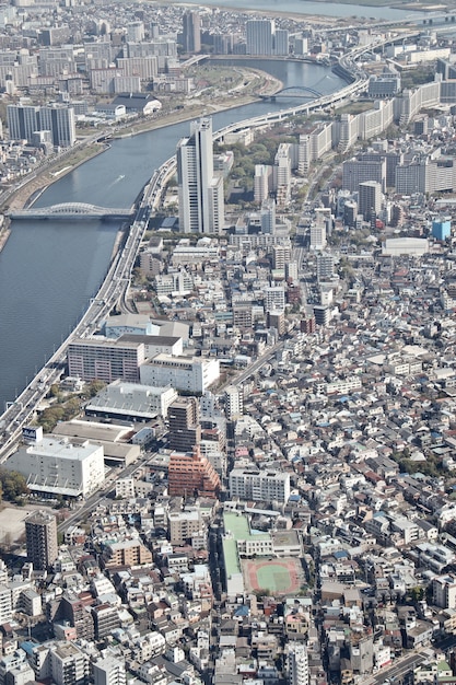 Vogelperspektive von Wolkenkratzergebäuden in Tokyo-Stadt, in modernen Skylinen und in städtischem Hintergrund