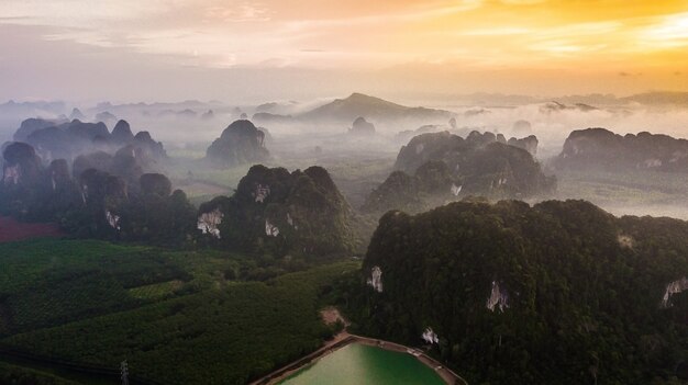 Vogelperspektivelandschaft des Berges in der Dämmerungszeit, Krabi Thailand