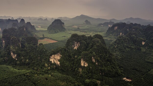 Vogelperspektivelandschaft des Berges in Krabi Thailand