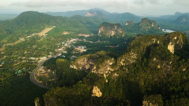 Vogelperspektivelandschaft des Berges in Krabi Thailand