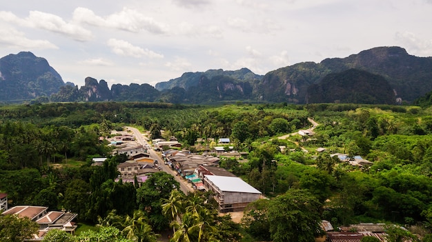 Vogelperspektivelandschaft des Berges in Krabi Thailand