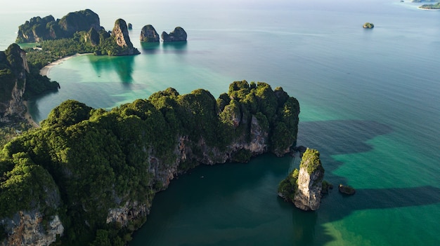 Vogelperspektivelandschaft des Berges und des Strandes oder der Küste in Krabi Thailand