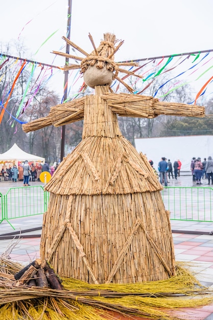 Vogelscheuche in einem Stadtpark während der Pfannkuchenwoche