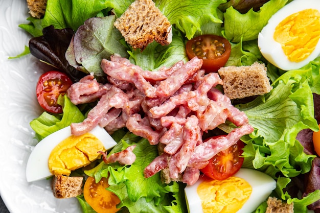 Vogesensalat Speck, Ei, Croutons, Kopfsalat, Salatdressing Vinaigrette Lothringer Küche gesund