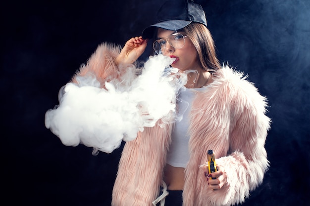 Vogue jovem soprando vapor