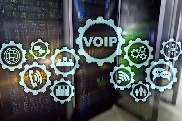 VoIP Voice over IP auf dem Bildschirm mit unscharfem Hintergrund des Serverraums Das Konzept von Voice over Internet Protocol