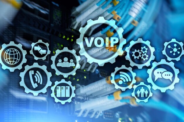 VoIP Voz sobre IP en la pantalla con un fondo borroso de la sala del servidor El concepto de Voz sobre Protocolo de Internet