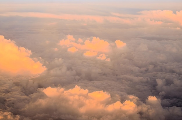 Volando por encima de las nubes vista desde un avión