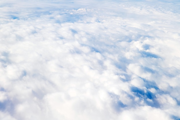 Volando por encima de las nubes, vista soleada desde el avión.