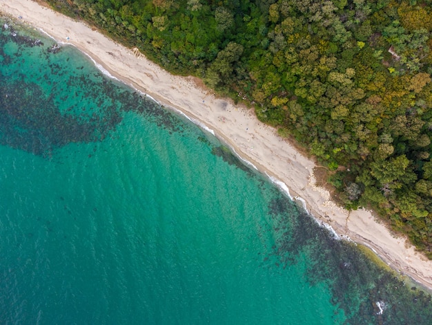 Volando sobre la hermosa playa salvaje en Bulgaria