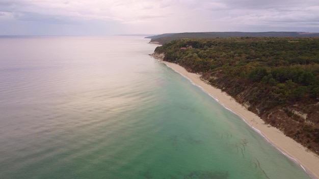 Volando sobre la hermosa playa salvaje en Bulgaria