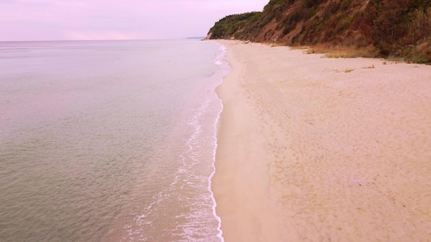 Volando sobre la hermosa playa salvaje en Bulgaria