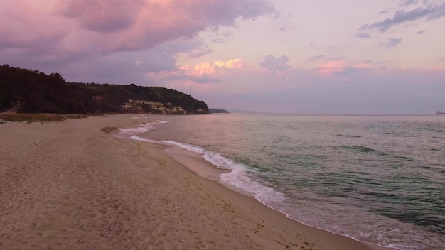 Volando sobre la hermosa playa salvaje en Bulgaria