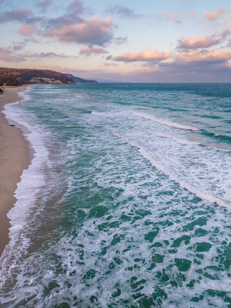 Volando sobre la hermosa playa salvaje en Bulgaria