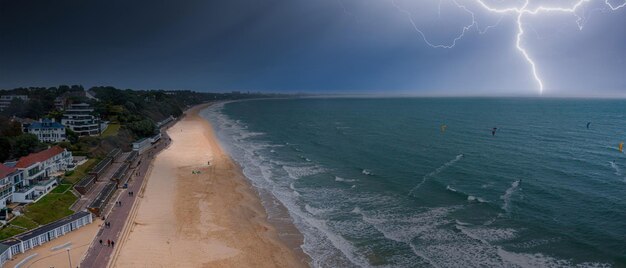 Volando sobre la playa tormentosa nublada en Bournemouth, Inglaterra. Naturaleza tormentosa nublada.