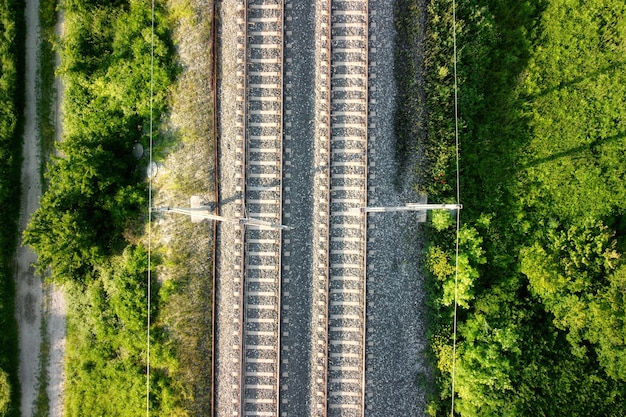 Volando sobre vías del tren, vista superior.