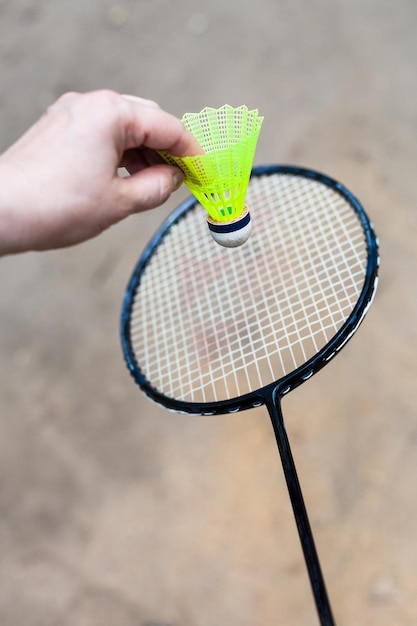 Volante amarillo sobre raqueta de bádminton