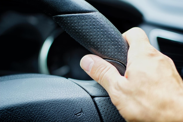 Volante de automóvil con soporte de mano recortado