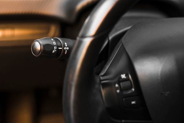Foto volante del coche y paleta de control de interruptor de luz
