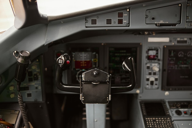 Foto volante na cabine do jato do avião de passageiros moderno. interior vazio. painel de controle e navegação aérea. aviação comercial civil. conceito de viagem aérea