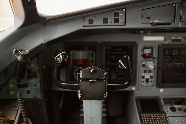 Volante na cabine do jato do avião de passageiros moderno. interior vazio. painel de controle e navegação aérea. aviação comercial civil. conceito de viagem aérea